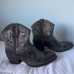 Frye Deborah Studded distressed leather Ankle Boot 3477861 Women 7